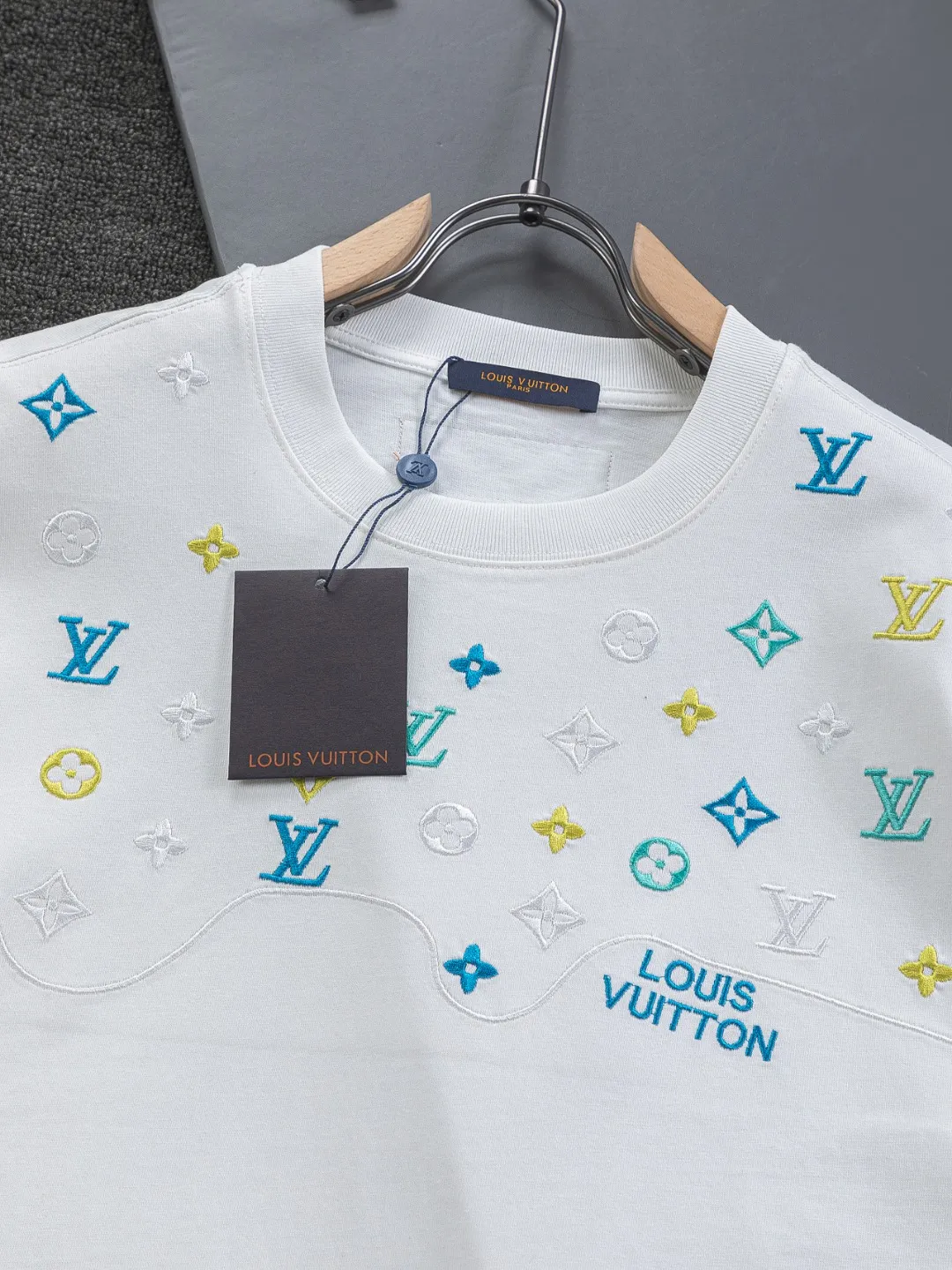 🅿️190 Louis Vuitton 1V LV micro-wide version S-XL LV 26ss new products are available at the counter simultaneously. Multiple craftsmanship. Colorful half-body digital full flower logo on the chest🪡 embroidery. Round neck short-sleeved T-shirt, same style for men and women! Consigned to one-to-one creation. Synchronized with the official website, pure cotton fabrics at the counter! It is close to the skin and comfortable, durable and easy to wear. It has a classic and simple logo design and meticulous original craftsmanship. Short-sleeves, a must-have item for men, do not appear to be the same for the general public, but must be unique and eye-catching. This LV short-sleeve is all about quality, comfort, the same shape and fashion as always, including fabrics and cutting techniques. All of them have been made with great effort! 320 grams of washed pure cotton fabric, pure cotton is breathable, very refreshing and comfortable for daily wear. The rib knitting on the neckline is smooth and tight, and the neckline will not be skewed if you toss it at will. The loose version, you will find that it looks really good on the upper body. The overall is minimalist and neat, super versatile for daily use! Pair it casually with a pair of pants for a youthful look. A T-shirt will make your outfit crazy. It is a fashionable item that can never go wrong! Color: Black White Size: S-XL Size chart: S: Shoulder width 45.5-Bust 52-Length 70 M: Shoulder width 47-Bust 54-Length 72 L: Shoulder width 48.5-Bust 56-Length 74 XL: Shoulder width 50-Bust 58-Length 76